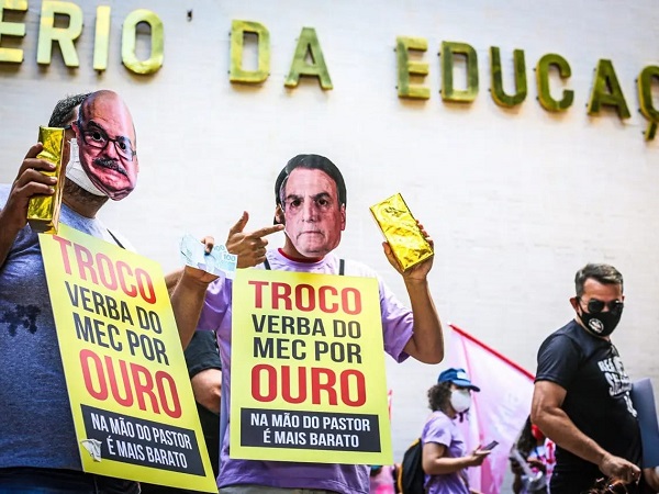  FORA BOLSONARO – ‘Na mão do pastor é mais barato’: veja fotos do protesto em frente ao Ministério da Educação