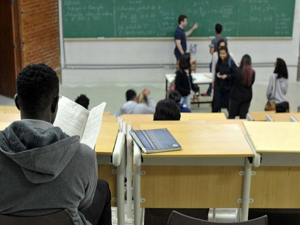  Educação pública deve ser colocada como vetor para o combate ao racismo, diz pedagoga