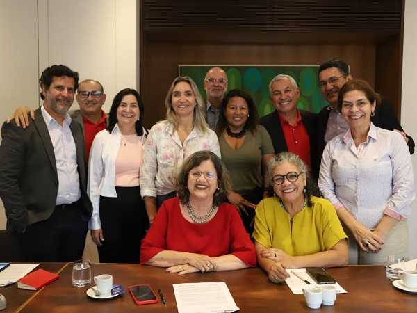  REIVINDICAÇÕES CNTE dialoga com a equipe de transição de educação do governo Lula e entrega documento com pautas emergenciais
