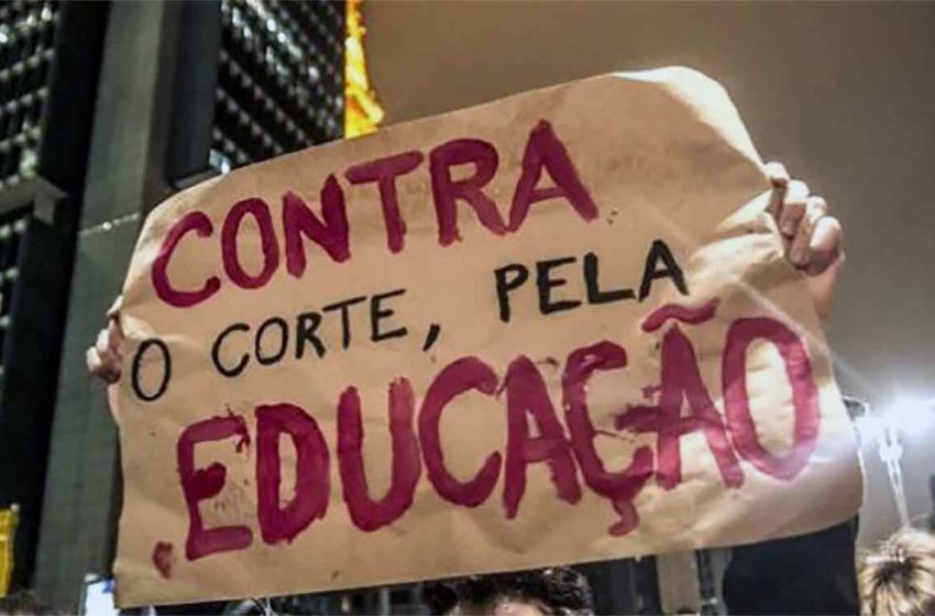  No apagar das luzes, governo Bolsonaro faz novo corte de verbas para a Educação