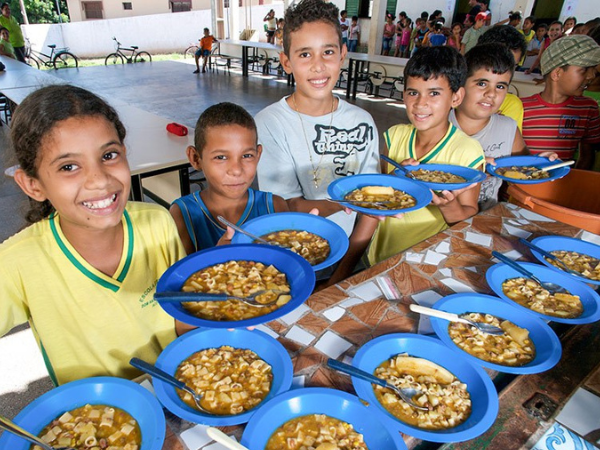  COMIDA NO PRATO – Aumento no investimento em merenda é fundamental para combater a fome e melhorar o aprendizado