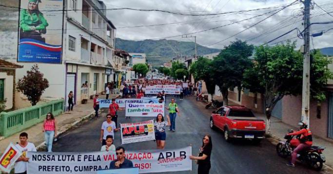  Manifestação nacional de luta pelo piso mobilizou educadores de Salvador e diversos municípios baianos; confira!