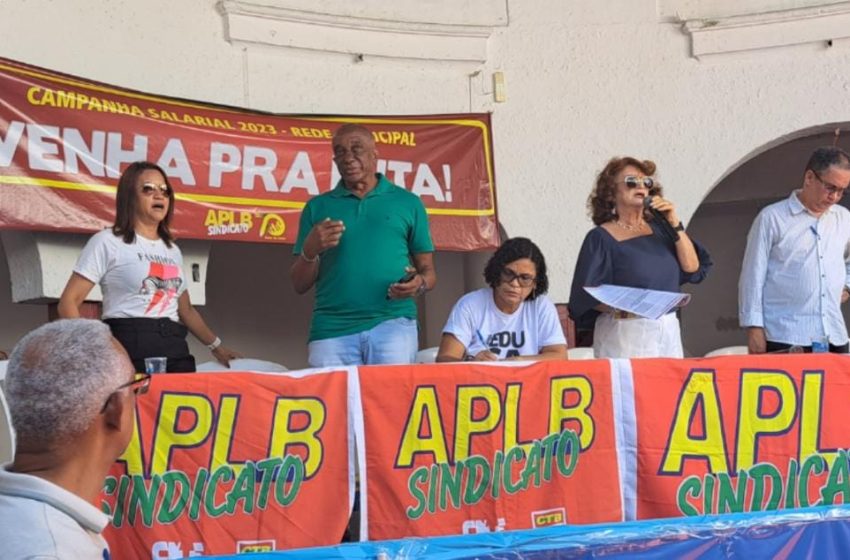  Salvador: Em assembleia realizada pela APLB, categoria rejeita aumento oferecido pela prefeitura e sai em caminhada pedindo o cumprimento do piso