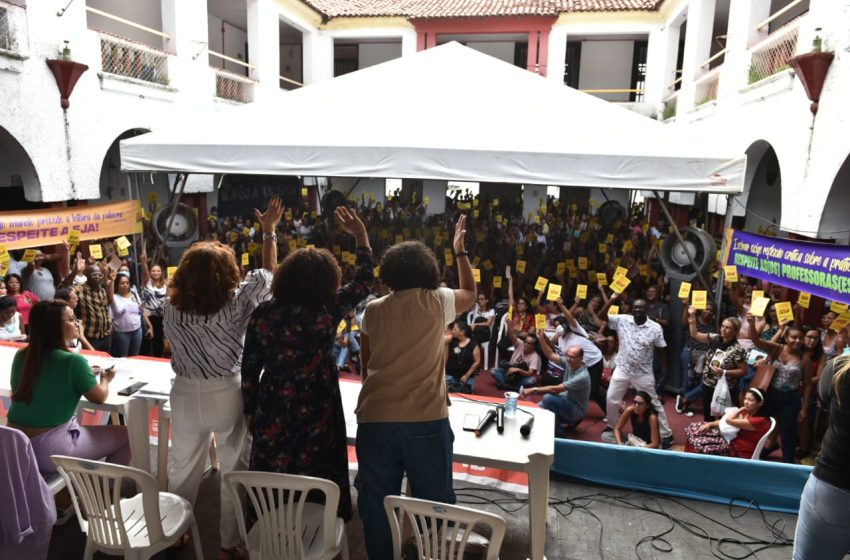  Salvador: Em assembleia da APLB, educadores rejeitam aumento oferecido pela prefeitura e aprovam estado de greve