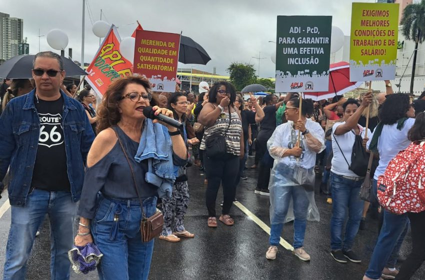  Salvador: Em estado de greve, professores ocupam Avenida Tancredo Neves pedindo cumprimento do piso salarial e melhorias na Educação