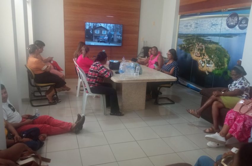  Professores ocupam prefeitura de Santo Estevão para cobrar pagamento dos precatórios