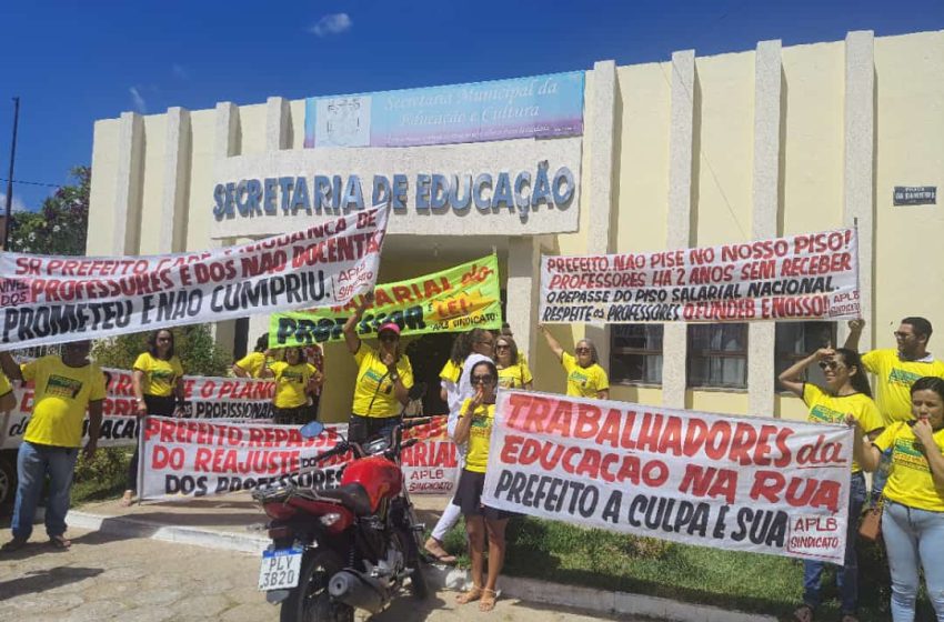  Santa Rita de Cássia-BA: Educadores realizam protesto pelo cumprimento do piso salarial do Magistério