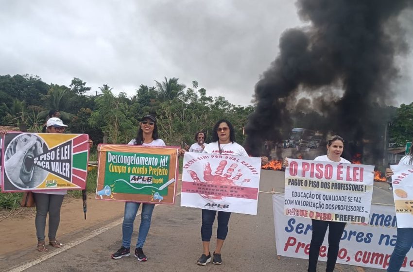  GREVE EM ITAPEBI COMPLETA 120 DIAS – Educadores protestam na BR – 101 e denunciam cortes nos salários