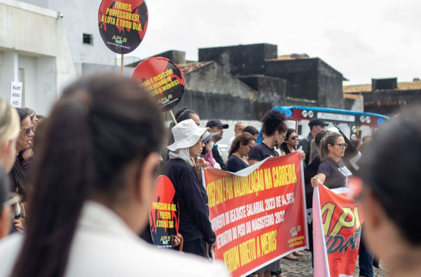  Educadores seguem em luta para que prefeitos baianos cumpram a lei do piso