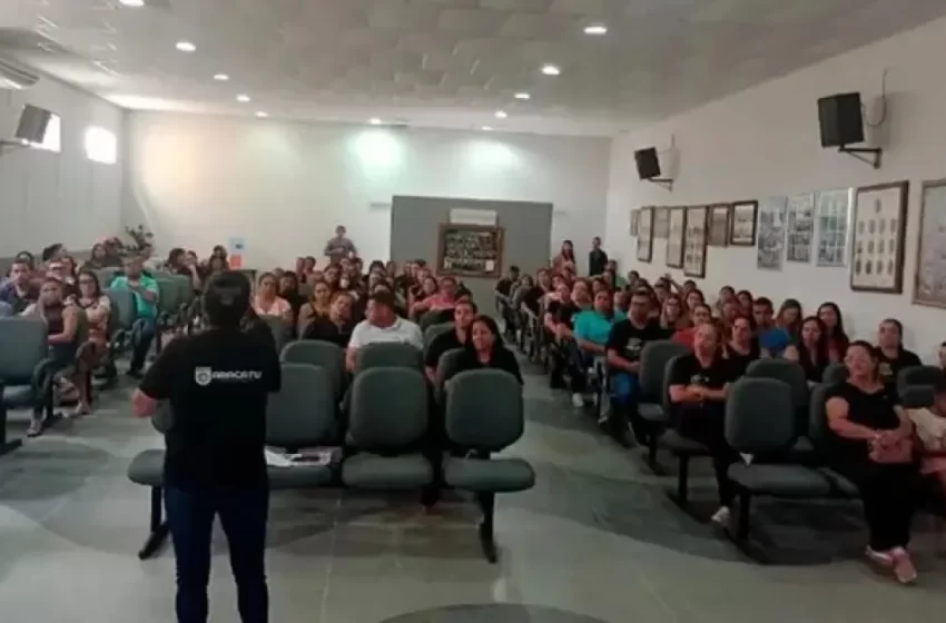  Professores entram em greve por tempo indeterminado em Aracatu