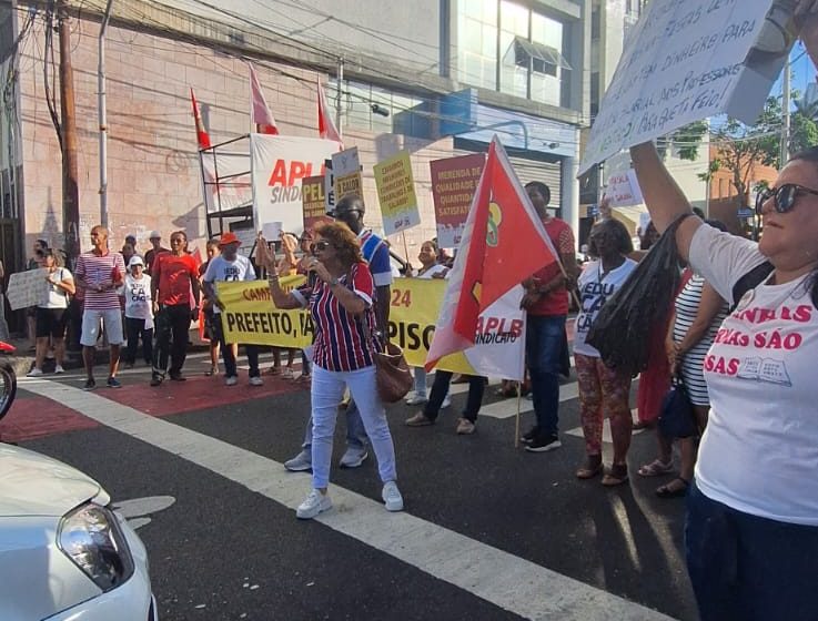  Professores/as fazem vigília e caminhada no centro de Salvador pedindo pagamento do Piso Salarial Profissional Nacional