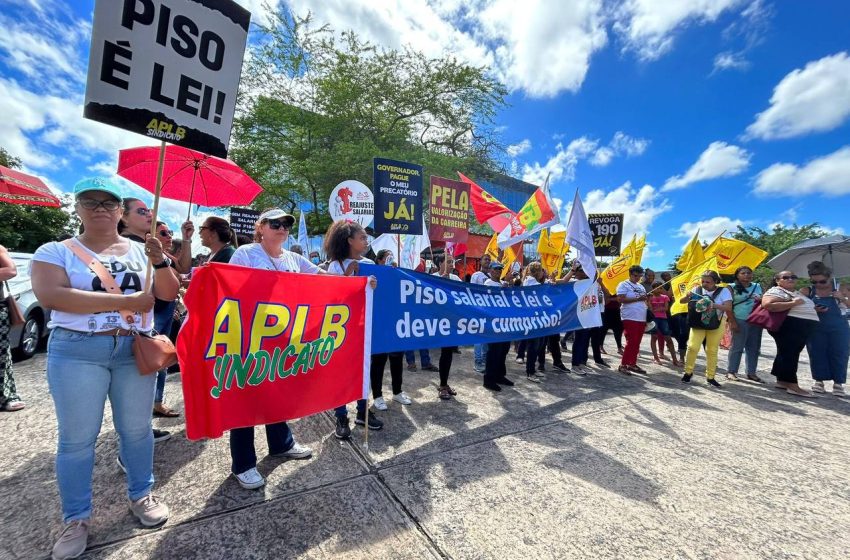  Educação participa de manifestação no CAB para cobrar do Governo respeito e valorização