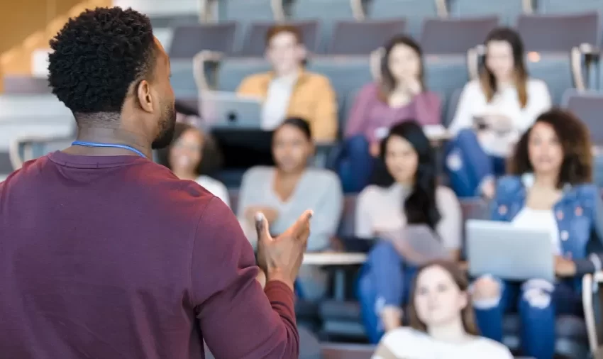  Ensino de espanhol na educação pública – APLB critica batalha de interesses e acende o alerta sobre precarização da profissão docente