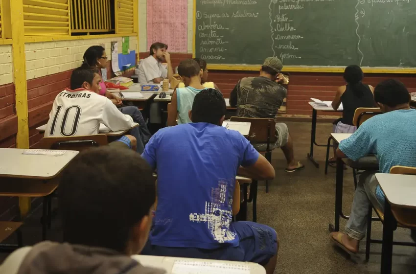  MEC cria programa de apoio técnico e financeiro a escolas públicas com aulas noturnas