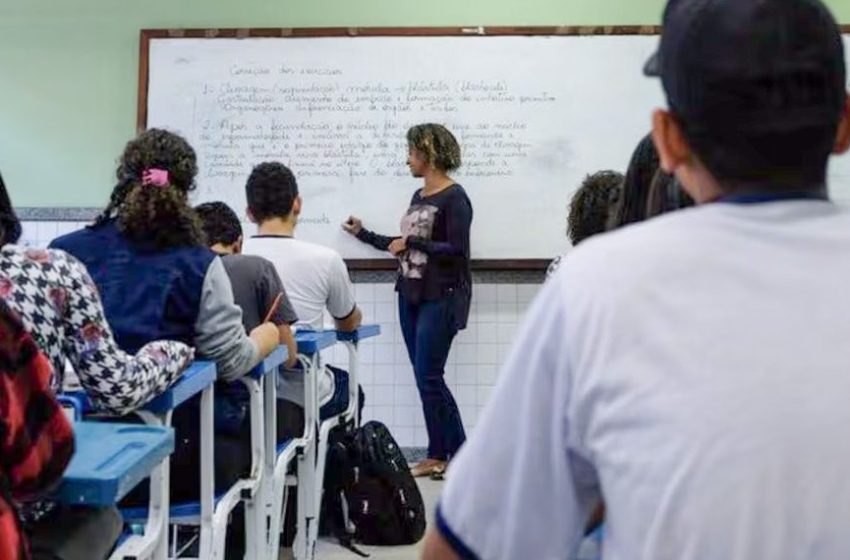  Expansão do Programa Pé-de-Meia promete reduzir evasão escolar; alunos da EJA estão inclusos