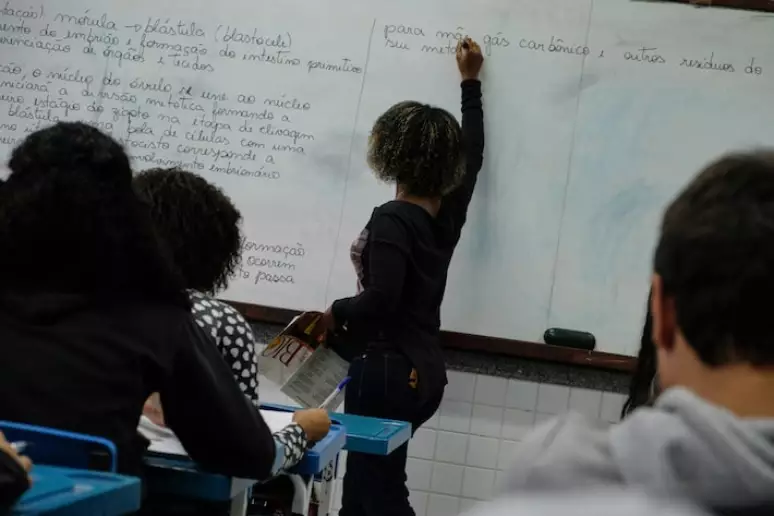  Salário dos professores brasileiros precisaria ser o dobro para alcançar média dos países ricos