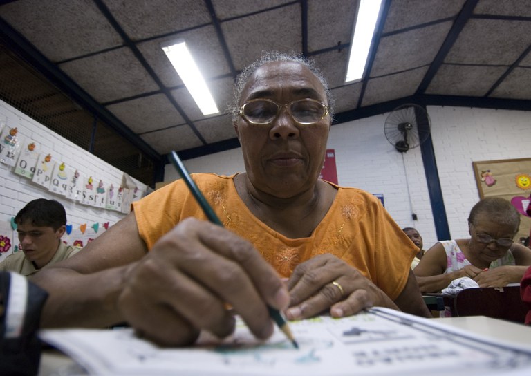  EJA – Programa Brasil Alfabetizado é retomado com bolsas para educadores