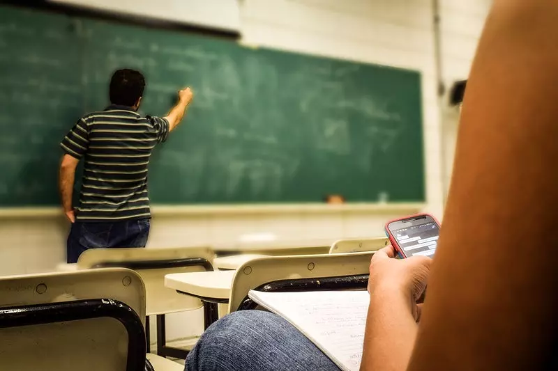  VIOLÊNCIA NA ESCOLA – Professores relatam agressão de alunos ao impedir uso de celular em sala de aula