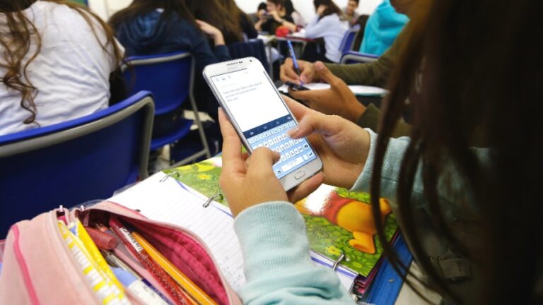  APLB solicita à ALBA uma audiência pública para debater o uso do celular nas escolas