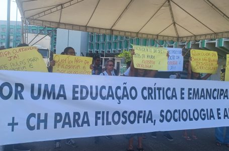 Protesto na SEC pede aumento da carga horária para Filosofia, Sociologia e Artes