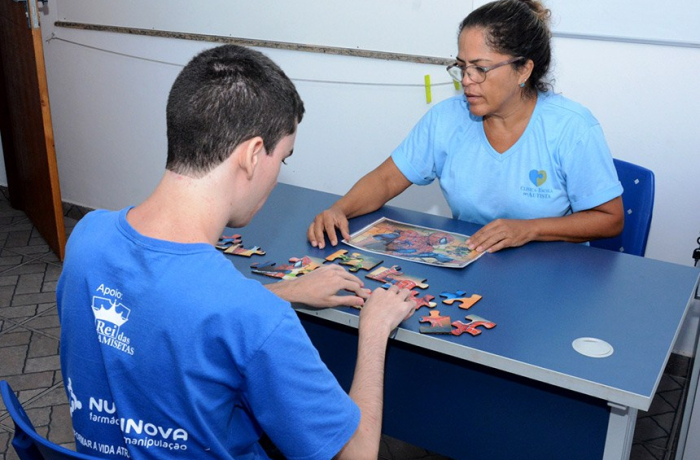  Comissão aprova proposta de formação específica para educadores de alunos autistas