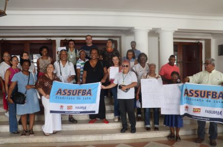 Sindicato e servidores protestam contra transferência de maternidade centenária em Salvador