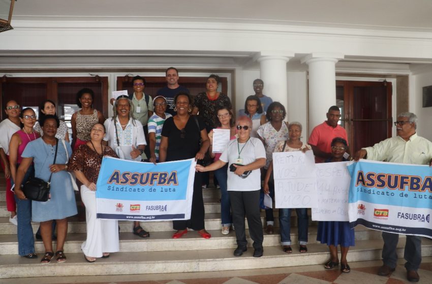  Sindicato e servidores protestam contra transferência de maternidade centenária em Salvador